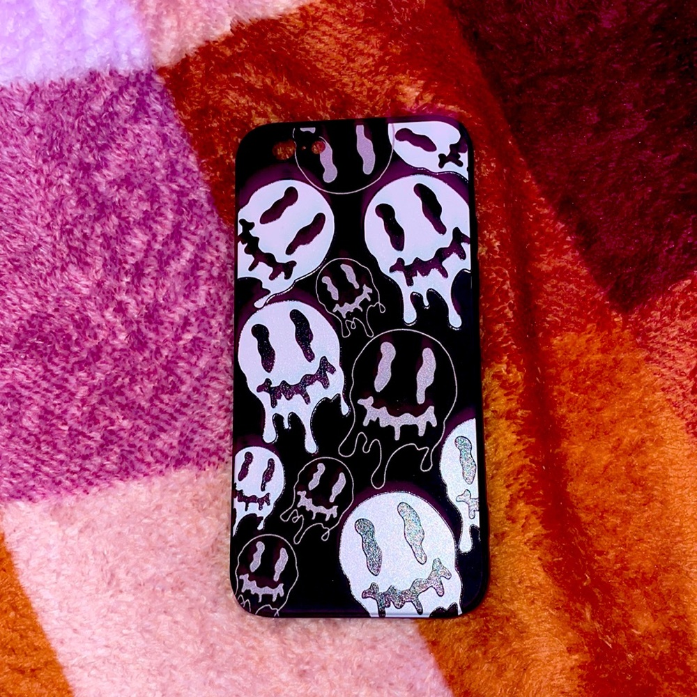 iPhone SE smudged emoji case